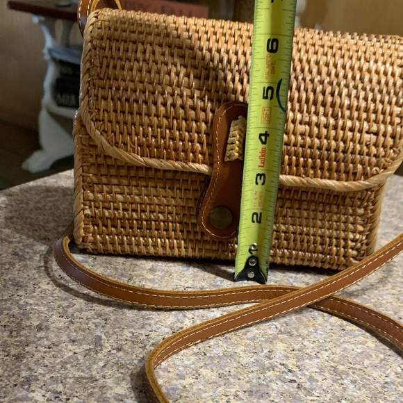 Elegant Tan Woven Crossbody Bag - Picture 3 of 5